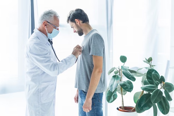 Cardiólogo auscultando a un paciente con problemas cardiacos