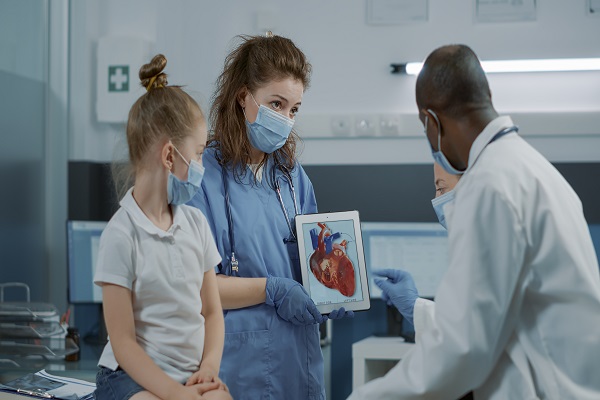 Trasplante de corazón - un doctor evalúa si la niña paciente si es viable para un procedimiento cardiaco