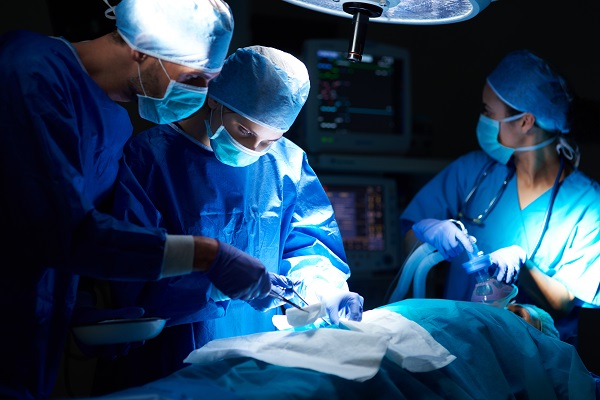 Imagen de un cirujano cardiotorácico en plena cirugía