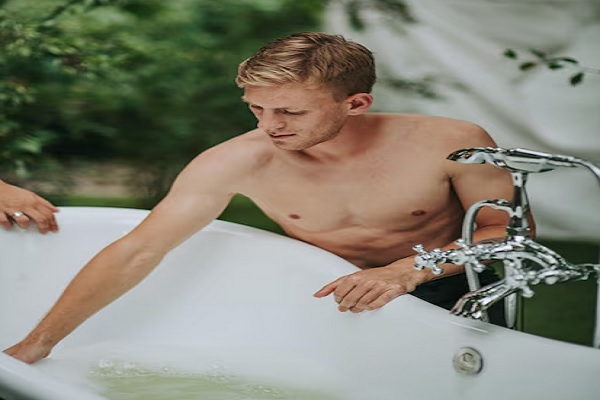 Prostatitis por excesos sexuales - paciente preparando un baño con infusiones de hierbas desinflamatorias 
