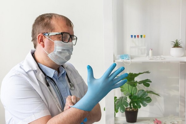 Prostatitis por excesos sexuales - especialistas preparándose para hacer una exploración de la próstata