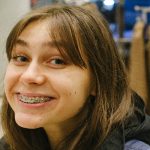 Brackets autoligado - una joven con brackets sonriendo