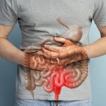 Cáncer de colon - hombre sujetándose la tripa con fuertes dolores