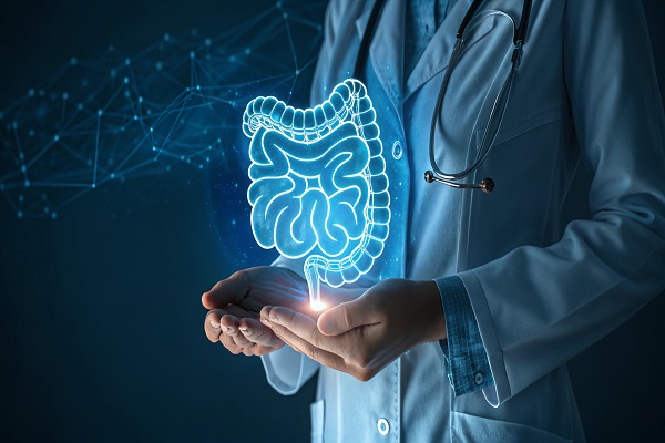 gastroenterólogo sostiene un holograma del sistema digestivo para enseñar cómo podemos prevenir esta enfermedad