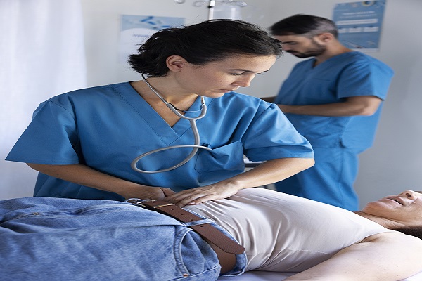 cáncer de colon - especialista auscultando a un paciente con dolores en el vientre