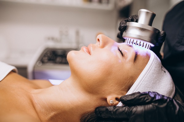 tratamientos dermatológicos - una mujer en spa recibe tratamiento laser en la piel de la cara