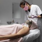Tratamientos dermatológicos - mujer recibe un tratamiento en la cara a manos de una especilista