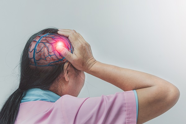 mujer con un padecimiento neurológico, una posible complicación de esta enfermedad