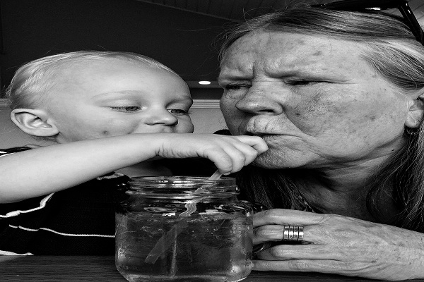 un niño pequeño compartiendo agua con su abuela, lo que podría generar un punto de infección la la amebiasis