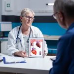 en una clínica de cardiología, una especialista habla con paciente acerca del corazón