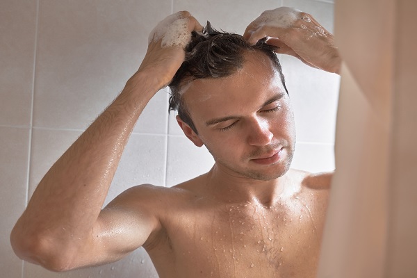 hombre mantiene su cabello limpio, como medida de cuidado del implante capilar