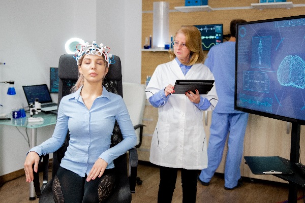 neurología clínica, una neuróloga monitoriza los resultados de examen en curso a una paciente