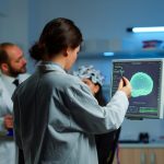 neurología clínica - una especialista examina los resultados de un examen hecho una a paciente