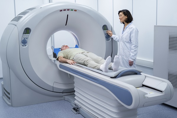 neurología clínica, especialista realizandole una resonancia magnética a un paciente masculino