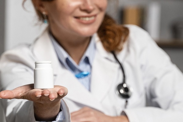 una especialista sonriente, ofrece tratamientos farmacológicos que forma parte de los avances recientes