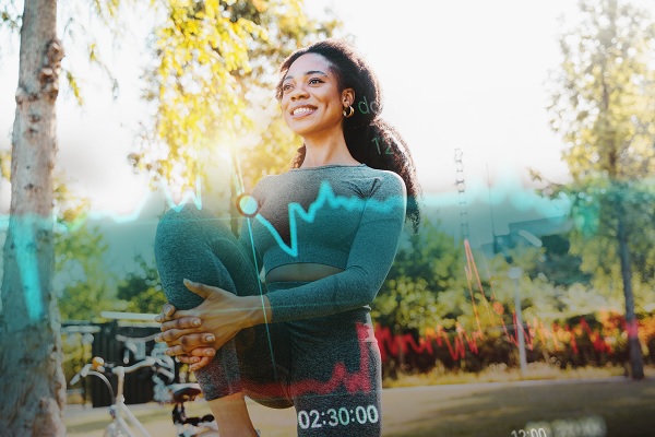 una mujer hace ejercicio para mantener un estilo de vida equilibrado para así prevenir posible enfermedades cerebrales