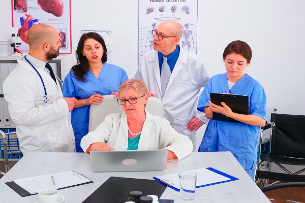 un equipo mixto de neurólogos especialistas, discuten un caso, en una de las mejores clínicas del país
