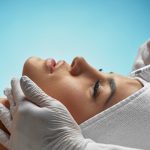 Neuromoduladores - una paciente siendo inyectada en el rostro por un profesional de la salud estética