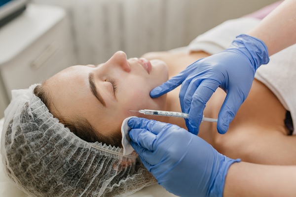 Uno de los neuromoduladores siendo aplicado en el rostro de la paciente por profesional de la medicina estética