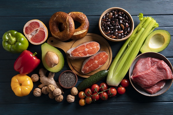 Postoperatorio implante capilar, alimentos dispuestos en una mesa que nos muestra la dieta saludable que se debe seguir para evitar complicaciones en el injerto capilar