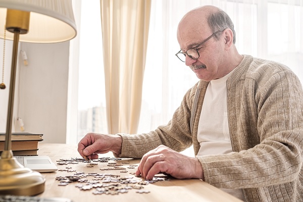 alzheimer en México - un hombre mayor resuelve un rompecabezas como ejercicio mental para prevenir la degradación acelerada de la mente ocasionada por el alzheimer
