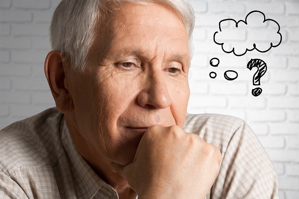 alzheimer en México - hombre adulto mayor, con su mano en el mentón, con un símbolo de pregunta a un lado