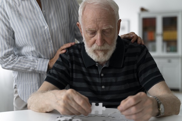 alzheimer en México - un hombre anciano trata de resolver rompecabezas