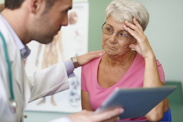 un doctor le cuenta a una anciana acerca de su diagnostico