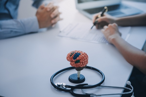 Alzheimer en México - especialista realizando una evaluación de un posible enfermo de Alzheimer