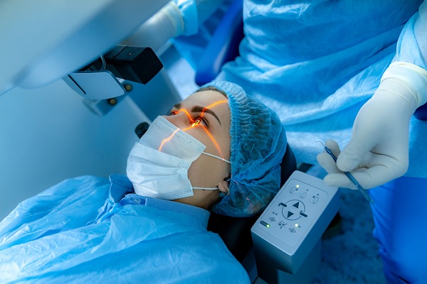 a una mujer le realizan una cirugía con laser en los ojos