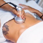 criolipólisis, una mujer aplicándose este tratamiento en el área del abdomen