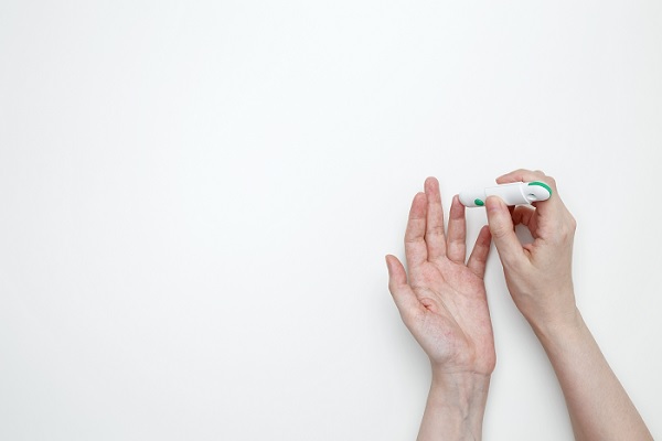diabetes, paciente usando un glucómetro para medir el nivel de azúcar en el sangre