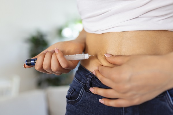 diabetes, una mujer se inyecta insulina en la zona abdominal