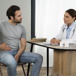 enfermedad renal crónica en México - hombre en consulta con una nefróloga, por dolor en su riñón
