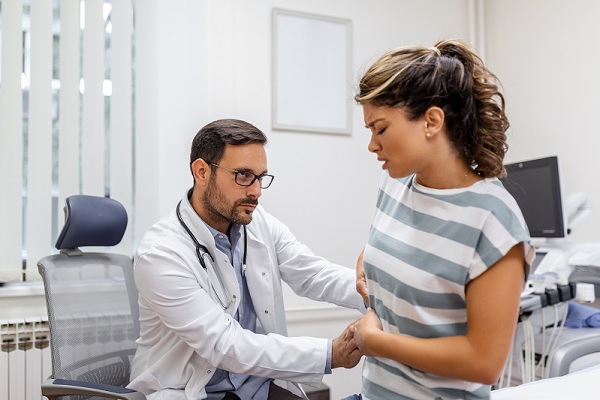 enfermedad renal crónica en México, un nefrólogo especialista, hace una revisión medica a paciente femenina que parece tener dolor en el costado