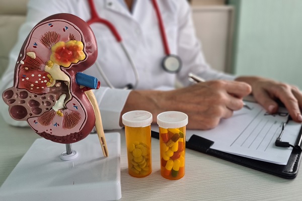 un nefrólogo receta medicamentos para el riñón