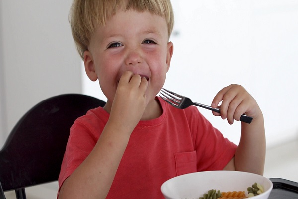 síndrome metabólico en niños, un niño comiendo sanamente, para así prevenir las causas de este síndrome 
