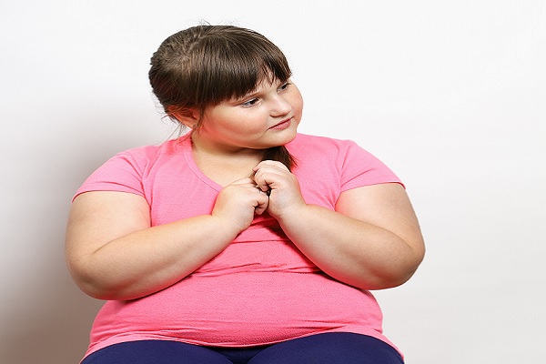 síndrome metabólico en niños, una niña con grasa acumulada en los brazos y abdomen lo que es síntoma evidente de este síndrome