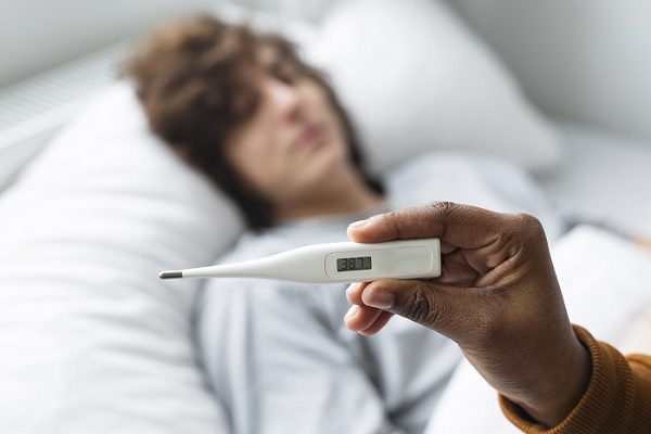 dengue - un hombre joven con fiebre