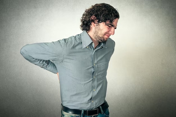 dolor crónico, hombre con dolor en la zona lumbar
