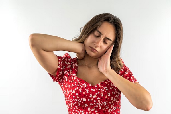 dolor crónico, mujer con dolor en el cuello