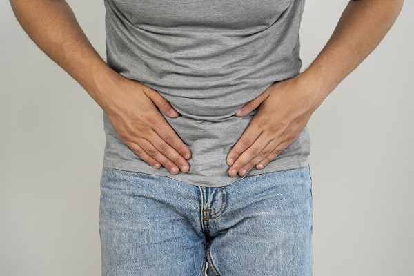 hombre con sus manos en la pelvis 