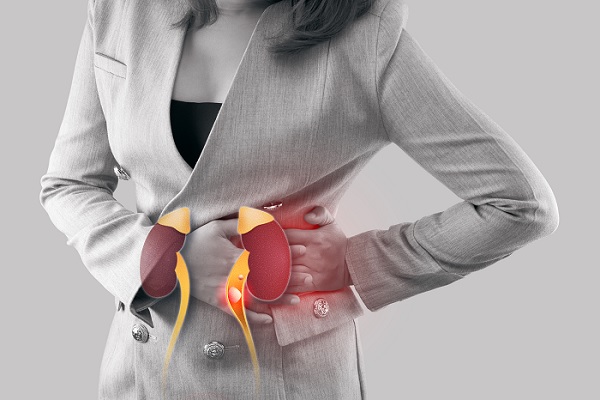 una mujer con dolor en el riñón