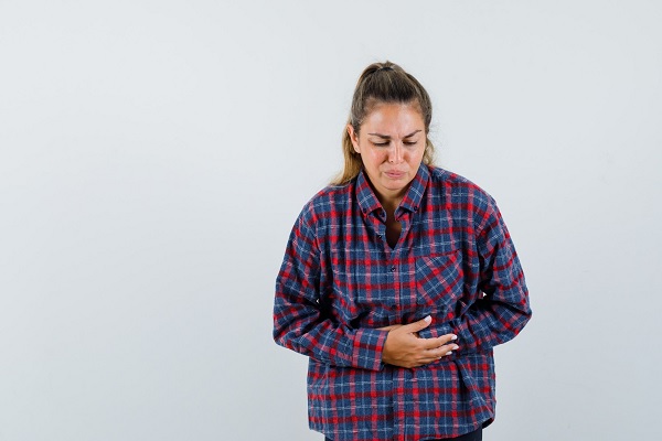 hepatitis A - una mujer con dolor abdominal