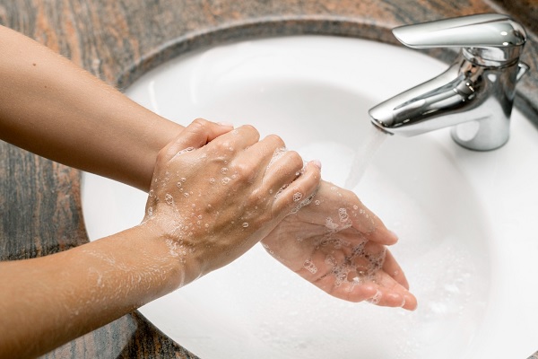 persona lavándose las manos para prevenir las enfermedades