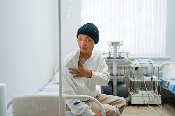 hombre con cáncer atendiéndose en un centro oncológico 