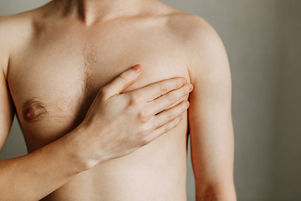 cáncer de mama en hombres - hombre con su mano en pecho para iniciar su exploración 