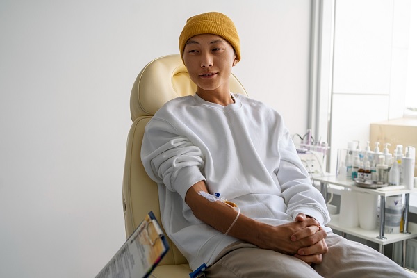 hombre recibiendo quimioterapia para tratar el cancer