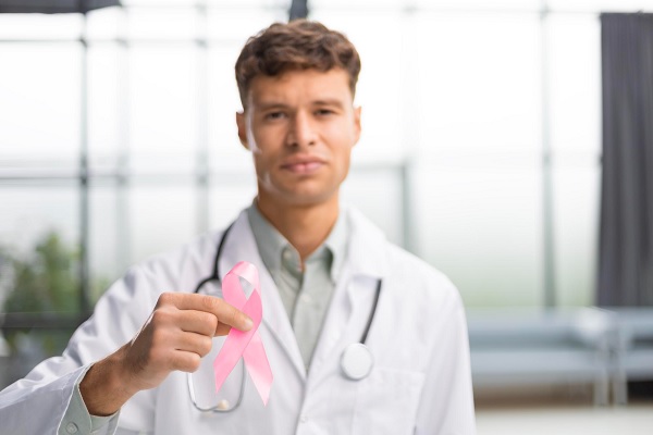 Doctor mano con cinta rosa, para concientizar acerca de este tipo de cáncer