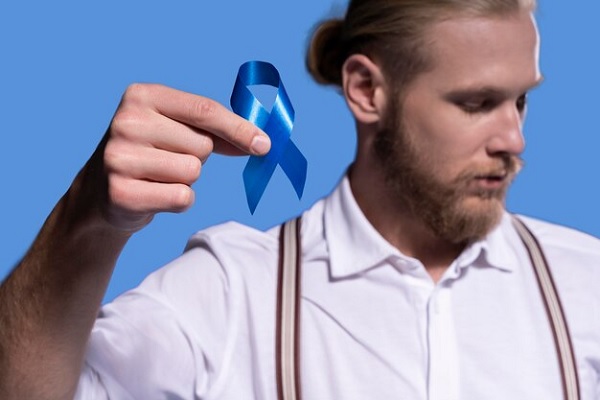 cáncer de próstata - hombre sostiene la cinta que representa la lucha contra el cáncer de próstata